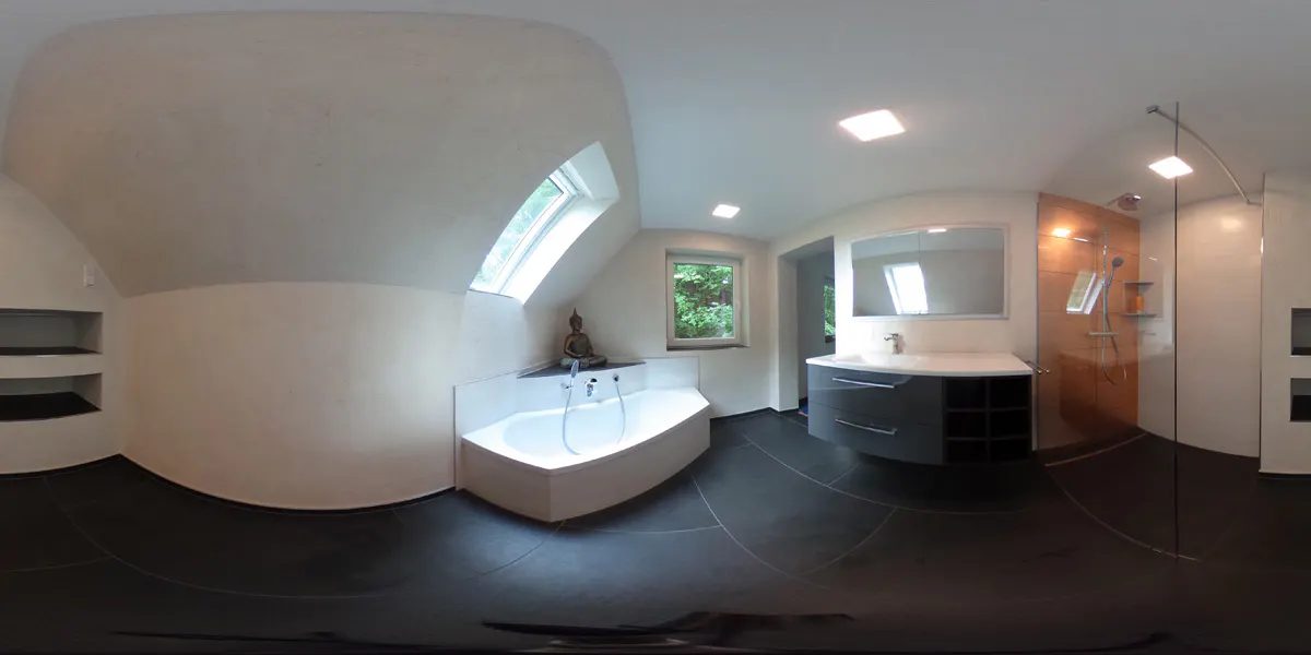 Komplett saniertes Badezimmer mit Dachschräge, Badewanne und Dusche
