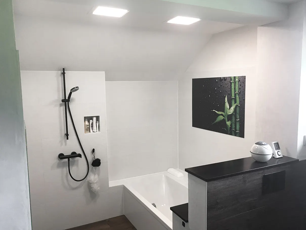 Saniertes Badezimmer mit Badewanne und integriertem TV