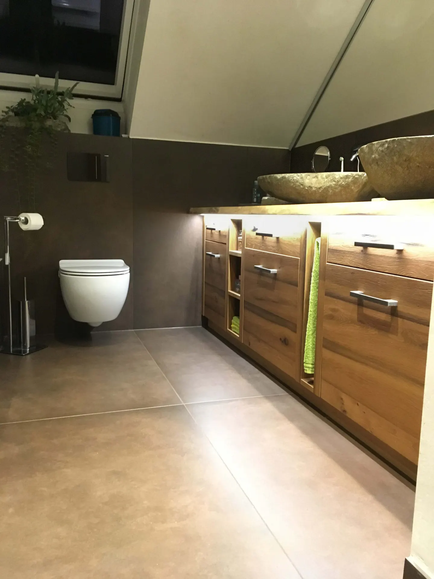Saniertes Badezimmer mit Holzwaschtisch und Steinwaschbecken