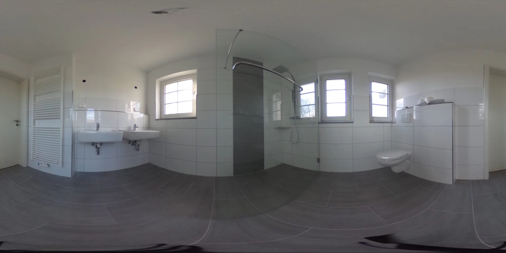 Saniertes Badezimmer mit Walk-In Duschkabine