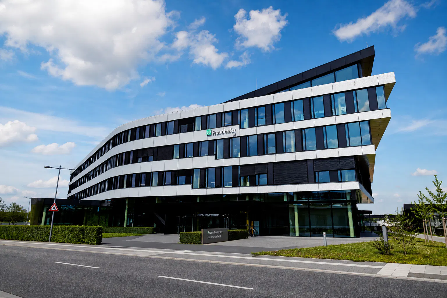 Außenansicht des Fraunhofer IFF Gebäudes